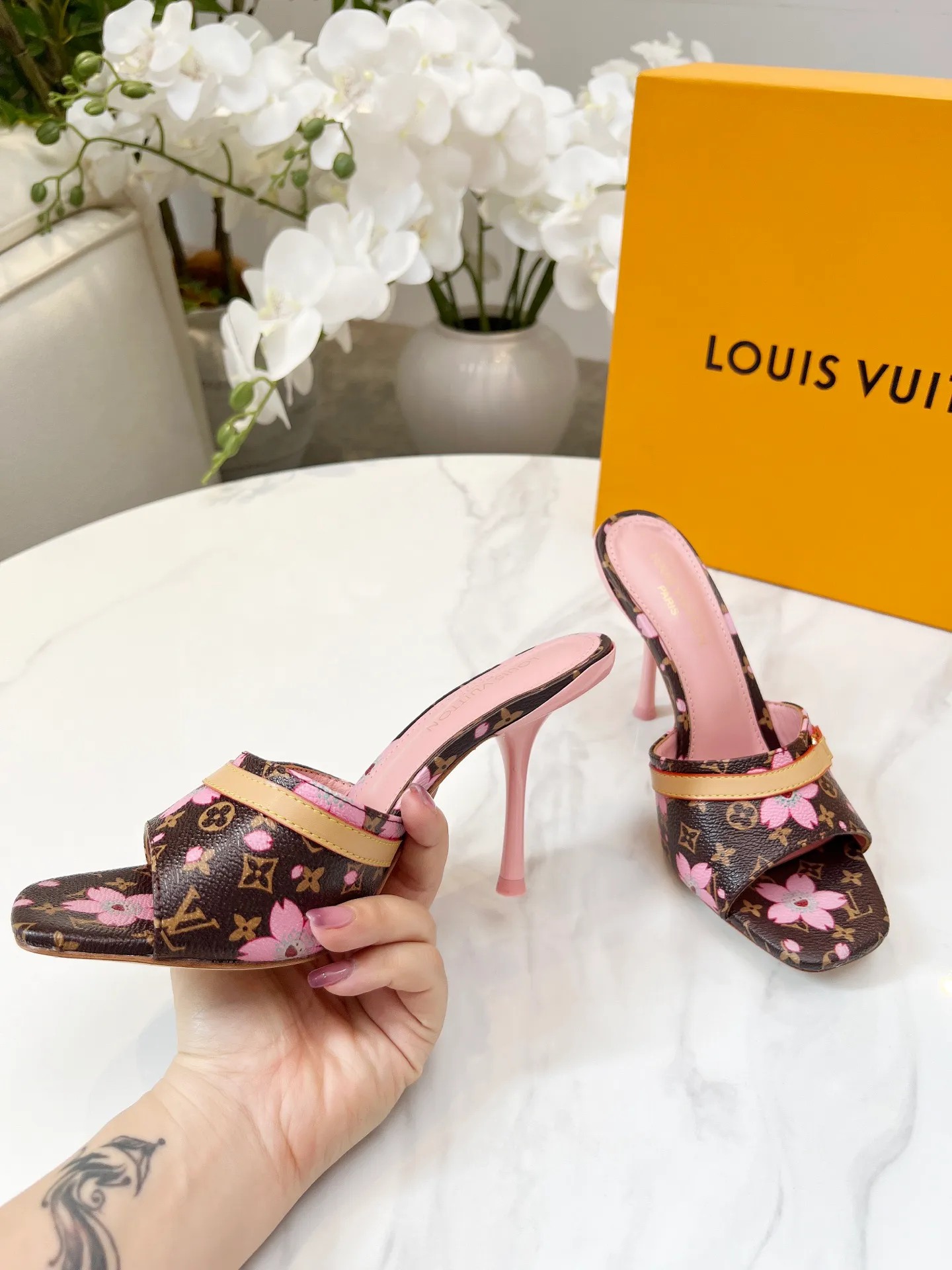 👟👟Ex-factory price 440👟👟 LV new denim kitten heel slippers 2025 summer must-have for goddesses, original replica, super comfortable on the feet. Show off the queen's temperament, the heel height is 9.5CM, which shows your temperament without being tiring. Leather outsole. Standard code: 35-42 (41 and 42 codes are customized, non-returnable and non-exchangeable)